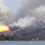 Los bombardeos de la coalición árabe, ayer, en la región costera de Adén, en el sur de Yemen