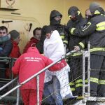 Pasajeros del «Norman Atlantic» son ayudados a bajar a las instalaciones del del puerto de Bari