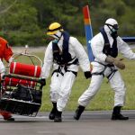 Personal de las Fuerzas Aéreas indonesias y de la Agencia Nacional de Búsqueda y Rescate (Basarnas) trasladan el cadáver de una víctima durante las labores de rescate del avión de la compañía AirAsia.