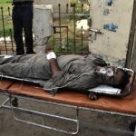 Un hombre intoxicado por consumir alcohol producido clandestinamente es llevado a un hospital en Karachi