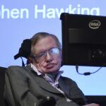 El astrofísico británico Stephen Hawking da una rueda de prensa en Londres (Reino Unido) hoy, martes 2 de diciembre de 2014.