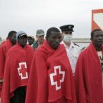 Varios inmigrantes arriban a puerto después de que salvamento marítimo y la Guardia Civil rescatasen esta tarde a 37 inmigrantes, en las costas de Granada