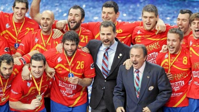Juan de Dios Román, el Príncipe Felipe y los «hispanos» celebran el oro mundial logrado el domingo