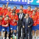 Juan de Dios Román, el Príncipe Felipe y los «hispanos» celebran el oro mundial logrado el domingo