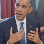 El presidente estadounidense, Barack Obama, se dispone a firmar el documento que convierte en ley el "Child Care and Development Block Grant Act"