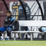 Lionel Messi, en el banquillo mientras sus compañeros albicelestes se entrenaban