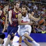 El base del Real Madrid Sergio Rodríguez (d) intenta avanzar ante la oposición del brasileño Marcelinho Huertas, del FC Barcelona