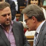 El presidente de la Generalitat, Artur Mas (d), junto al lider de ERC, Oriol Junqueras