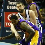 Ed Davis de Lakers disputa el balón con Marc Gasol de Grizzlies