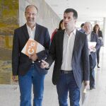 Luis Tudanca y Luis Fuentes conversan tras reunirse ayer en Valladolid