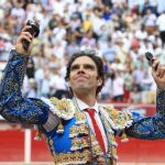 El torero español José Tomás corta orejas a su segundo toro de la tarde