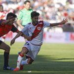 El centrocampista de la Real Sociedad Markel Bergara pugna por el balón con el delantero del Rayo Vallecano, Alberto Bueno
