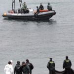 Imágenes de la Guardia Civil en la playa de El Tarajal de Ceuta, tras rescatar el cadáver de un subsahariano