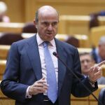 Luis de Guindos, ayer, en el pleno del Senado.