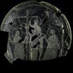 Patena del siglo IV hallada en las excavaciones que se realizan en el sitio arqueológico de Cástulo a unos cinco kilómetros de Linares (Jaén)