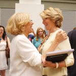 La ya alcaldesa de Madrid, Manuela Carmena, saluda a Esperanza Aguirre