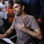 José Tomás recibió ayer el alta y salió del hospital en una silla de ruedas