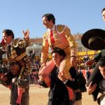 Los toreros salen en hombros con el mayoral
