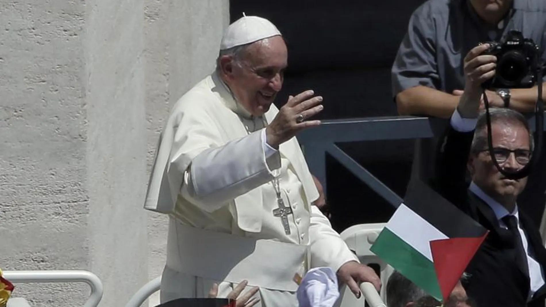 El papa Francisco saluda a los fieles que han asistido a la canonización de dos santas palestinas.