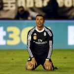 Cristiano se queja después de que el árbitro le muestre la amarilla
