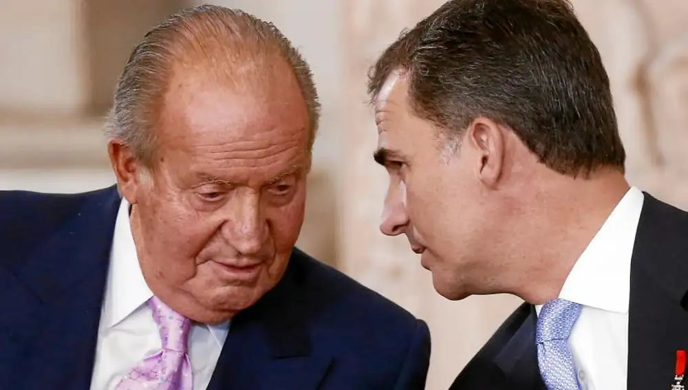 Don Juan Carlos y Don Felipe, durante la sanción de la abdicación el 18 de junio