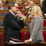 El presidente de la Generalitat de Cataluña, Artur Mas, y la vicepresidenta, Joana Ortega, al inicio de la sesión de control del Parlament, la primera celebrada tras la suspensión cautelar de la convocatoria de la consulta soberanista del 9N.