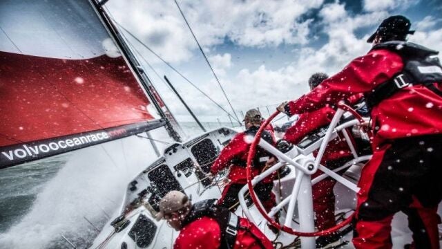 El pasado agosto, Gonzalo Araujo al timón del equipo español en el primer día de regatas del Round Britain Island.