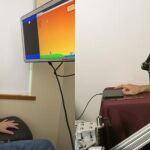 A la izquierda, participante emisor de la orden mental de movimiento de la mano. A la derecha, participante receptor que movió la mano al recibir la orden directamente en su cerebro. Ambos estaban en diferentes edificios de la Universidad de Washington