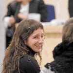 Nuevo juicio al «comando otazua» de ETA. Los integrantes del «comando Otazua» de ETA, Iñigo Zapirain, Beatriz Etxeberria y Daniel Pastor (en la imagen), fueron juzgados ayer en San Fernando de Henares por un delito de integración en banda terrorista y otro de depósito de explosivos. Hace un año, en un juicio anterior por intento de asesinato al mismo comando hubo insultos a un guardia civil, al tribunal y gritos a favor de ETA.