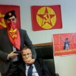 Imagen difundida por los propios secuestradores del fiscl encañado y amordazado por uno de ellos