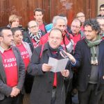 El alcalde de Vila-real, segundo por la izquierda, tras abandonar el encierro de 24 horas en la Casa del Caragols