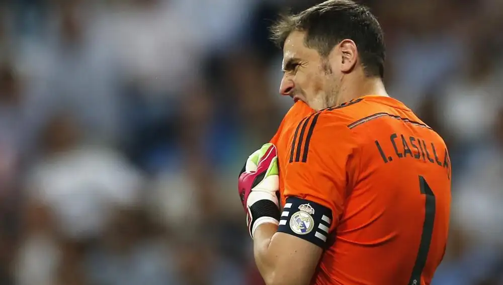 Iker Casillas reacciona ante los goles del Atlético de Madrid