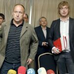 El coordinador general de Aralar en Navarra, Txentxo Jimenez (i) y el presidente de EA en Navarra, Maiorga Ramírez, en la rueda de prensa para dar a conocer el acuerdo que ambas formaciones han firmado para seguir integrando la coalición Nafarroa Bai
