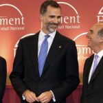Felipe VI, junto a Artur Mas (i), y el presidente de la patronal Foment del Treball, Joaquim Gay de Montellà.