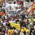 La Plaza de la Vila se ha llenado con ciudadanos partidarios de Dolors Sabater y de García Albiol (PP), que con pancartas, banderas y silbatos han respaldado a sus candidatos, produciéndose algún momento de tensión.
