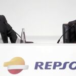 Josu Jon Imaz (izda.) y Antonio Brufau, ayer, durante la junta general de accionistas