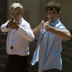 Imanol Arias y Quim Gutiérrez, durante el rodaje en Barcelona de "Anacleto: Agente Secreto".