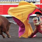 Manuel Escribano recibe a portagayola a uno de sus astados de Fuente Ymbro de ayer