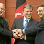 El presidente de Turquía, Abdulá Gül, junto a sus homólogos afgano y paquistaní, Hamid Karzai y Asif Ali Zerdari, respectivamente