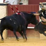 Fea voltereta sufrida por Leonardo Hernández al quinto, al que cortó las dos orejas