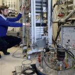 Andrea Gamucci, trabajando en un sistema de mediciones eléctricas