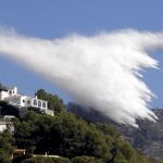 Un hidroavión en labores de extinción del incendio forestal que afecta a los términos municipales de Jávea y Dénia