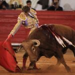 Derechazo de El Payo al colorado que hizo quinto, ayer, en La México