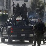 Miembros de la policía palestina, desplegados ayer en la localidad cisjornada de Hebrón tras los rumores de inestabilidad del gobierno israelí