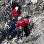 Miembros del servicio de rescate trabajan en la zona