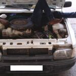 Fotografía facilitada por la Guardia Civil que ha detenido hoy a un marroquí de 20 años que intentaba introducir en Ceuta a un inmigrante subsahariano escondido en el motor del vehículo que conducía.