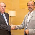 El presidente del PP, Juan Vicente Herrera, y el delegado autonómico de Ciudadanos, Luis Fuentes, estrechan sus manos antes de firmar el compromiso