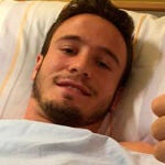 Saúl tuvo que ser operado en Alemania para drenarle el riñón y permaneció ingresado allí unos días antes de poder volver a España
