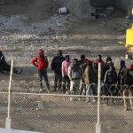 Imagen de archivo de Inmigrantes subsaharianos rodeados por la Policía marroquí, en el perímetro fronterizo entre Ceuta y Marruecos