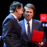 El cantante Raphael ha recibido hoy, de manos del presidente de la Comunidad de Madrid, Ignacio González, la Medalla Internacional de las Artes